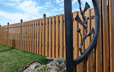 Drewno, którego nie trzeba malować - sztachety metalowe w powłokach drewnopodobnych